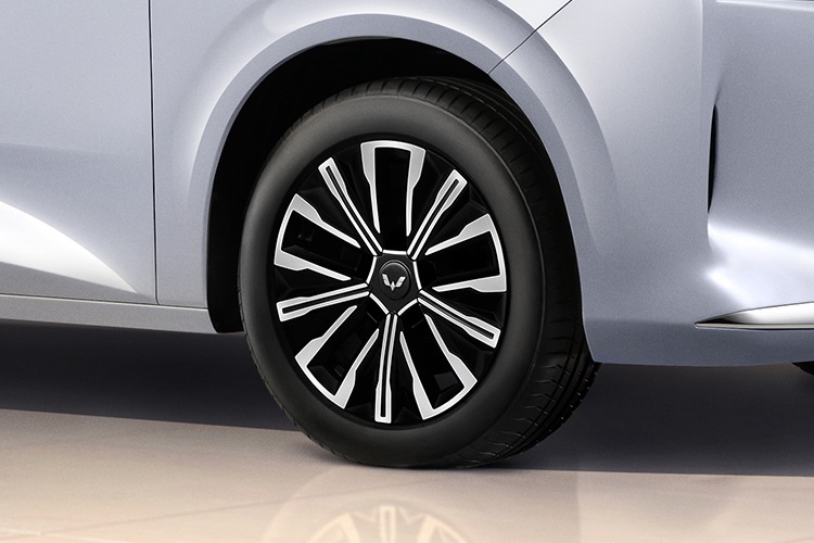 17” Two-Tone Alloy Wheels